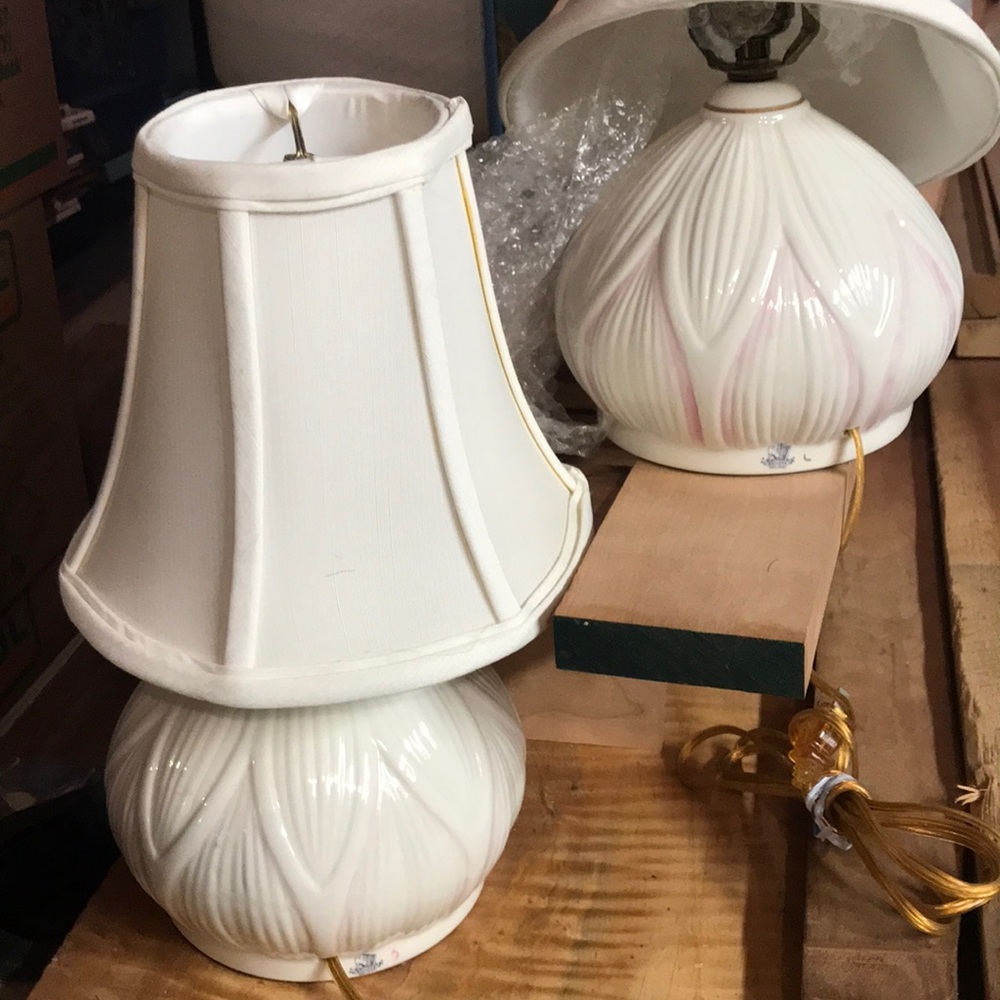 🍀🍀Belleek lamp w/shade 1 only🍀🍀